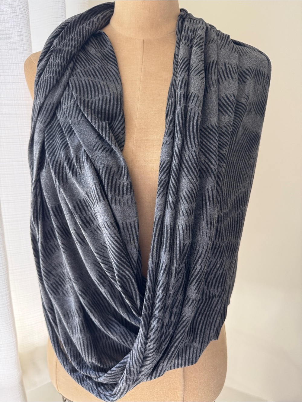 Nike dri-fit gray/black patterned infinity scarf. OS.